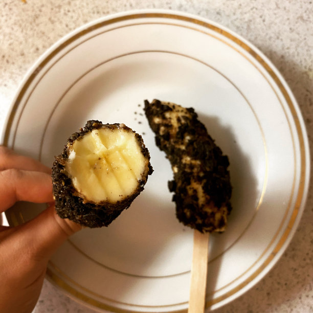 冷冻Oreo-Crumbed香蕉图片下载