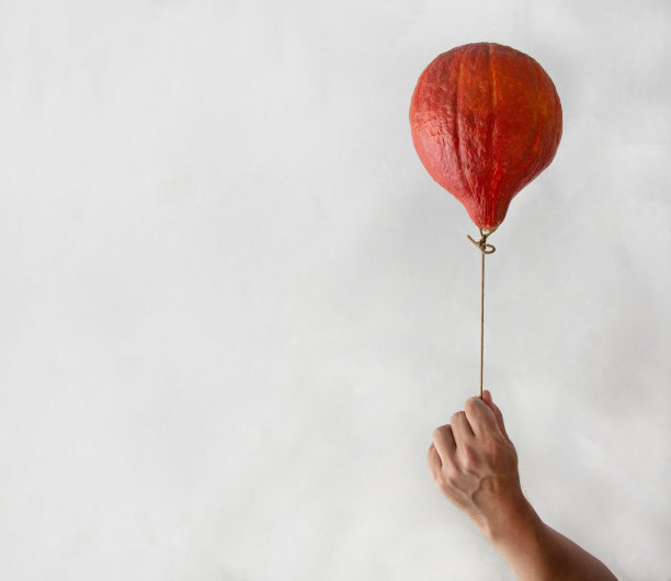 南瓜在男人手里像气球一样图片下载