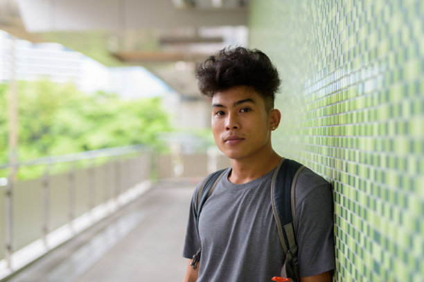 年轻的亚洲游客作为背包客在人行桥图片下载