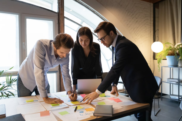 专注于与同事一起管理工作流程的男性团队领导。图片下载