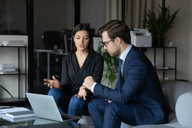 多种族的年轻商人讨论项目演示。图片下载