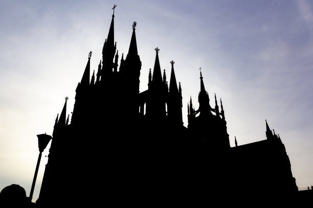 天主教大教堂的剪影图片下载