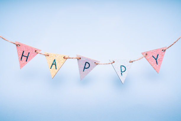 “快乐”这个词用简单的彩色粉笔写在贺卡上，画框上，横幅上用节日装饰图片下载