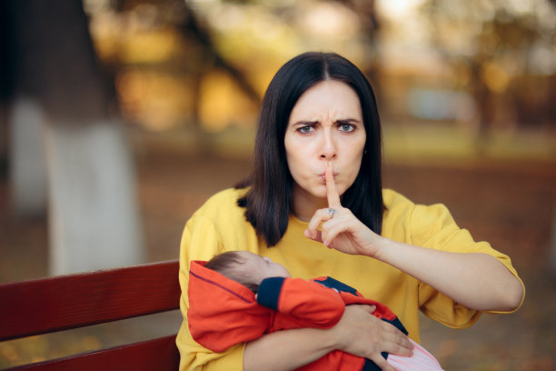 婴儿睡觉时妈妈要求安静图片下载