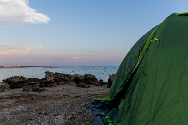 露营在美丽的海边放松的概念图片下载