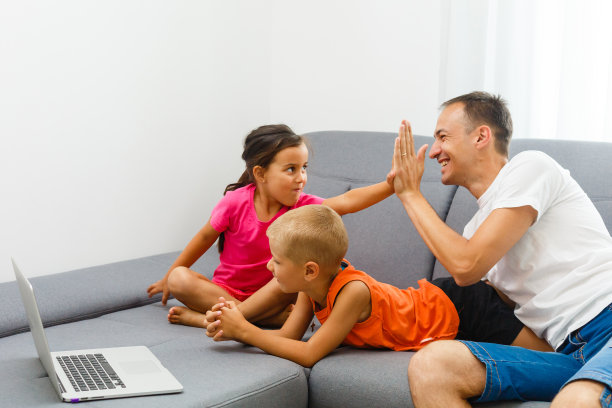 可爱的孩子们在家里用笔记本电脑看电影图片下载