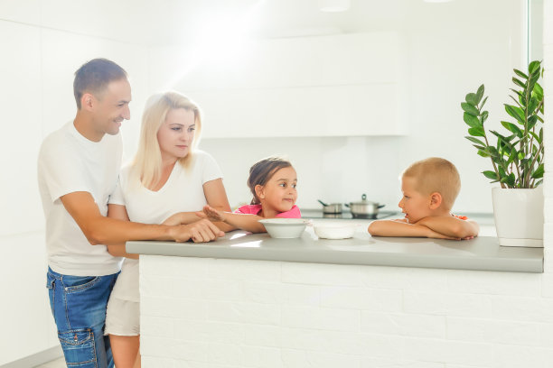 快乐的家庭互动，同时吃早餐图片下载