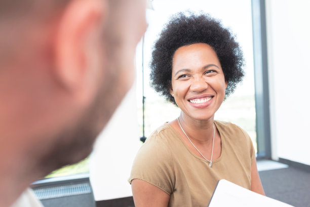 在办公室微笑的愉快女人图片下载