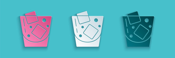 剪纸玻璃威士忌和冰块图标孤立在蓝色背景。纸艺术风格。向量图片下载