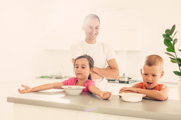 孩子们在酒吧吃早餐图片下载