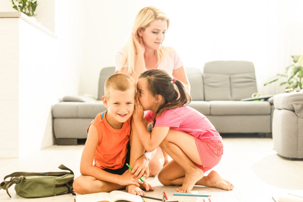 妈妈和孩子们在地板上做作业图片下载