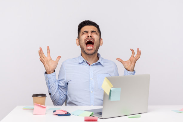 办公室里被便利贴包围的愤怒员工图片下载