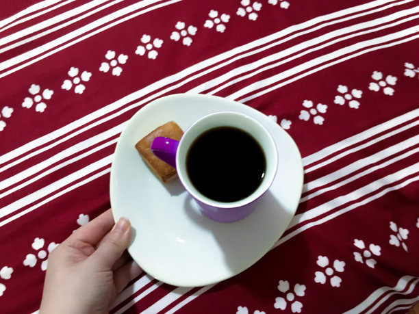 红色背景下的一杯咖啡，看起来有点圣诞气氛图片下载