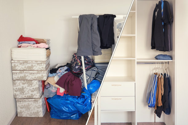 在安装橱柜之前，墙上有一个壁龛，里面放着一堆衣服。内置衣柜，装好后有东西图片下载