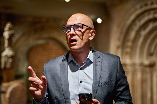 看博物馆展览的人图片下载