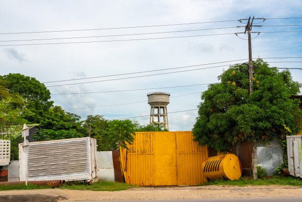 用储水箱存放汽车旧零件。哥伦比亚。图片下载