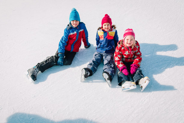 孩子们在大自然中滑冰，家庭冬季运动快乐图片下载