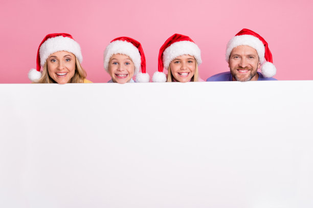 人们的照片妈妈，妈妈，爸爸，小孩子们在圣诞老人帽看起来纸卡片白色海报孤立在粉红色的背景图片下载
