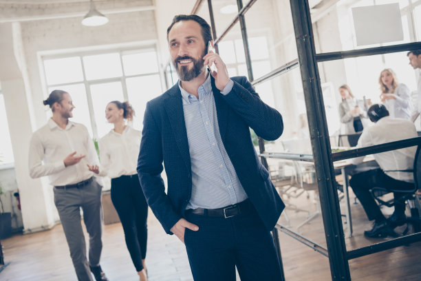 正教练男照片走公司危机出路会议高打电话智能手机专家穿正装在工作场所的工作站图片下载