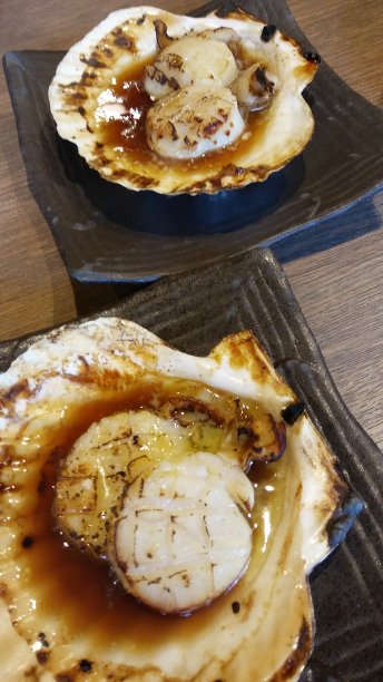 二条海鲜市场以其大量新鲜的生产品和其餐厅摊位而闻名。图片下载