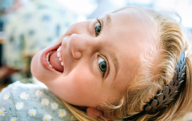 女孩向后看的特写图片下载