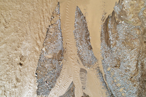 用无人机拍摄的秘鲁利马Cieneguilla。鲁林河穿过城镇。图片下载