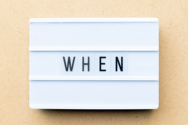 白色灯箱与文字时，在木材背景图片下载