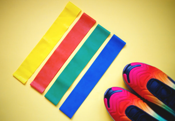 运动配件:运动鞋和健身松紧带图片下载