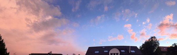 香草味的天空和教堂附近的双彩虹。图片下载