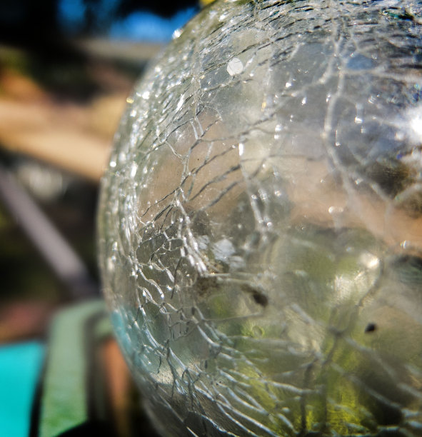 破碎的玻璃球和模糊的背景图片下载