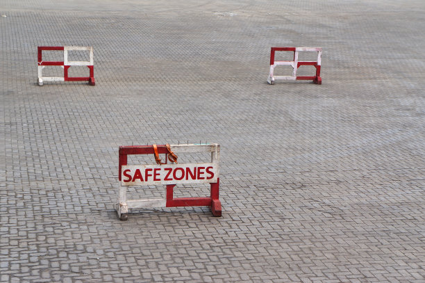 船坞一侧的安全区域标志图片下载