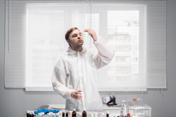 在实验室里研究新物质的年轻男性科学家图片下载