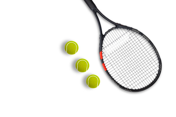 白色背景上的网球拍球图片下载