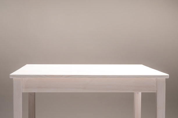 深色米色背景上的木桌，空无一物图片下载