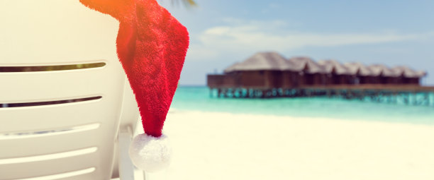 椅子上戴着圣诞帽，背景是水屋图片下载