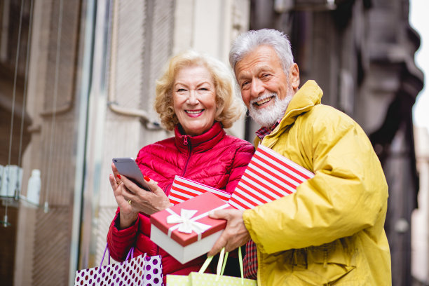 快乐的老年夫妇在圣诞购物图片下载