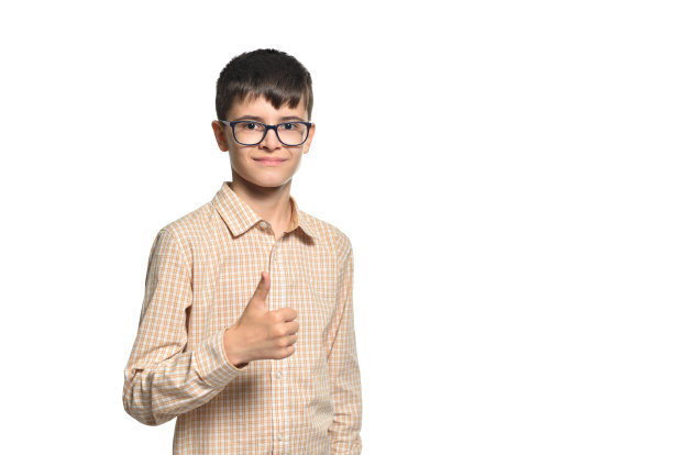 可爱的白人男孩戴着眼镜，在白色孤立的背景上竖起大拇指图片下载