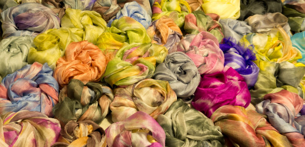 市场柜台上的领结、围巾和围巾图片下载