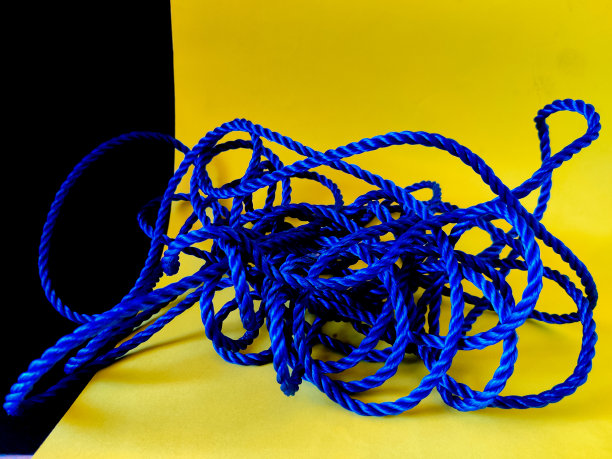 蓝色尼龙绳孤立在黄色背景上。图片下载