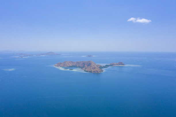 绝妙的风景和奇妙的浮潜或游泳在水晶般的水域是惊人的。位于印度尼西亚科莫多国家公园的自然岛，拥有美丽的风景和一流的海滩，叫做Kelor岛。图片下载