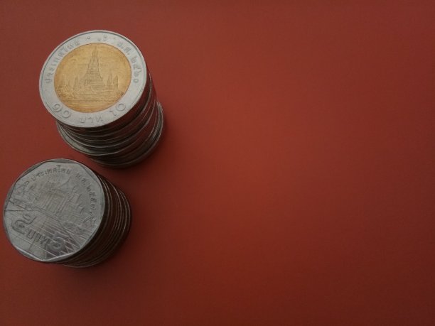 橙色背景的泰铢硬币图片下载