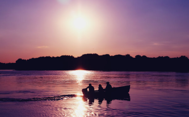 多瑙河上一艘船的剪影。素材图片