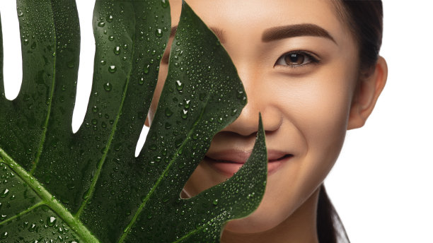 美丽的亚洲女人的肖像孤立在白色的工作室背景。美容、时尚、护肤、化妆品概念。图片下载