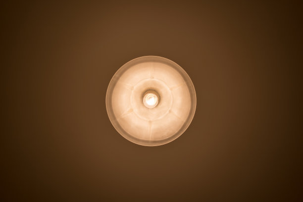 暗室天花板上悬挂黄色灯罩图片下载