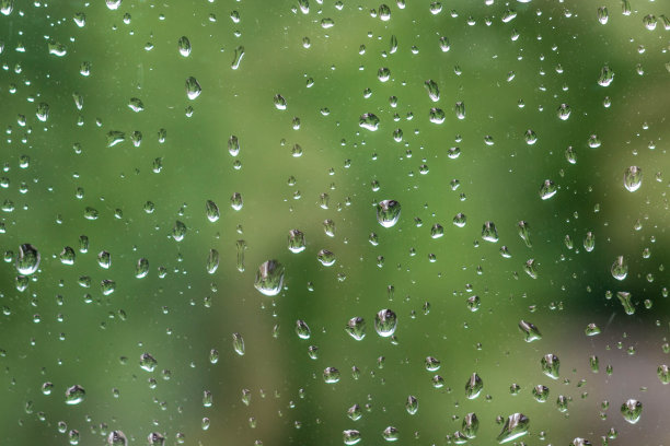 夏天的雨落在窗玻璃上图片下载