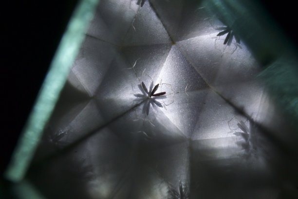 由抽象的彩色元素组成的万花筒图片下载