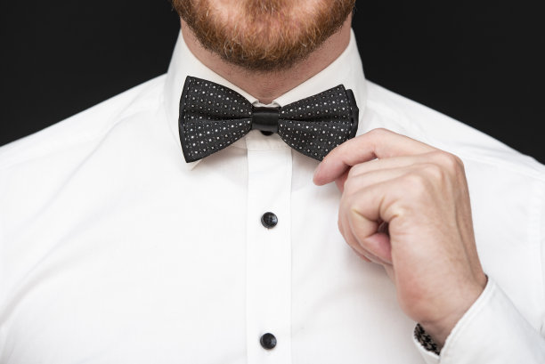 红发男子，留着红胡子，打着黑领结，穿白衬衫图片下载