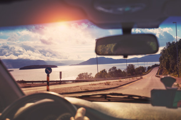 日落时分沿着峡湾的公路。从挡风玻璃看。挪威美丽的自然风光图片下载