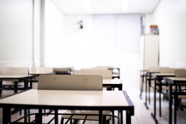 空桌子坐在空教室里-学校的主题图片下载