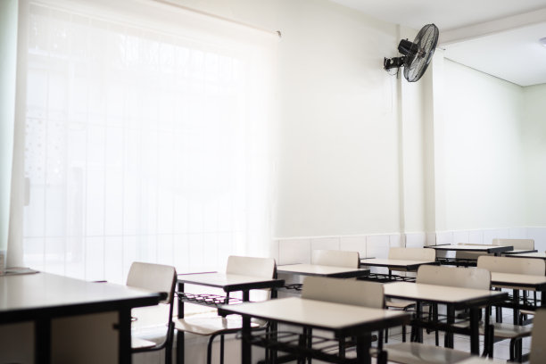 空桌子坐在空教室里-学校的主题图片下载